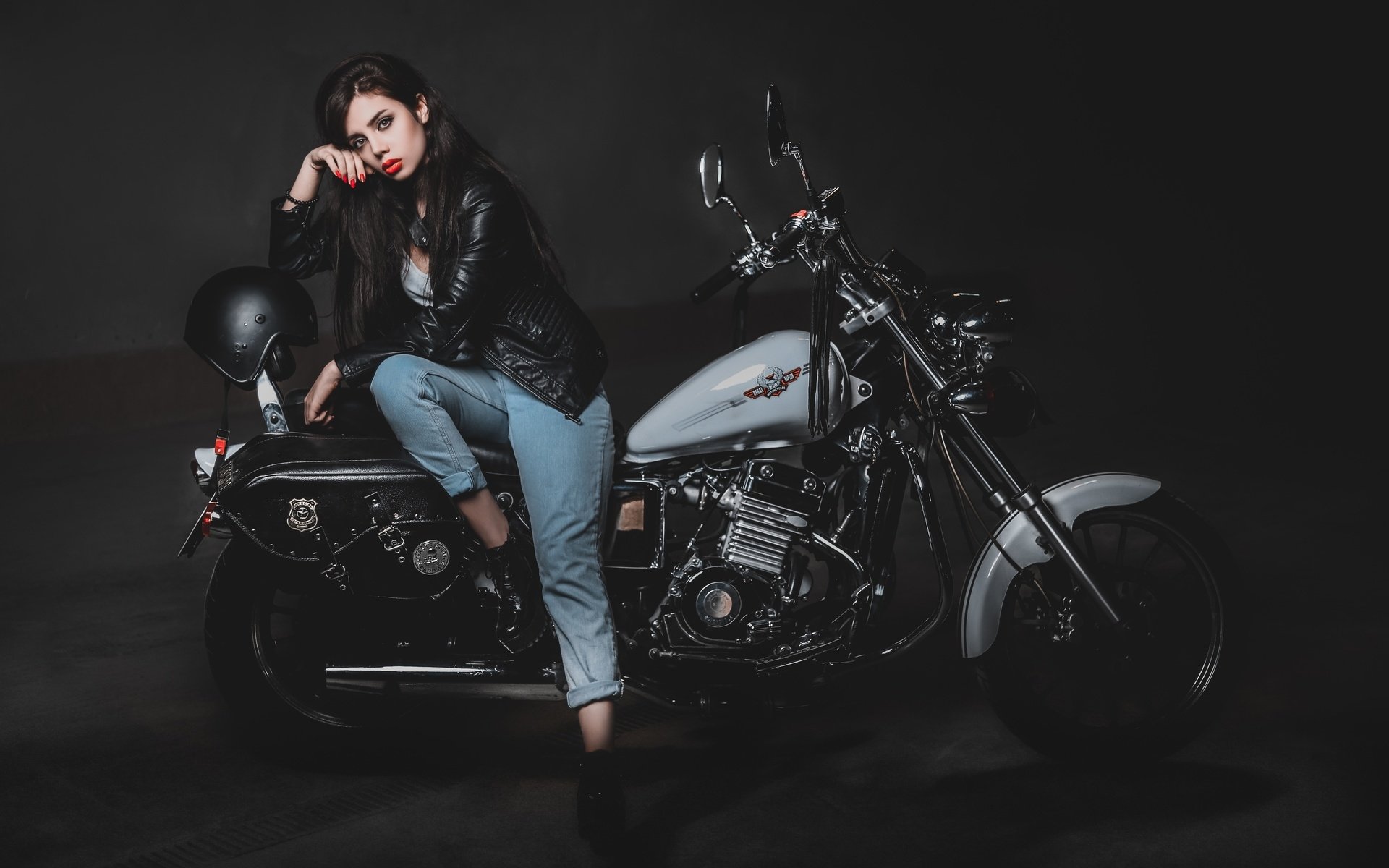 Biker girls: style and drive in Tripoli