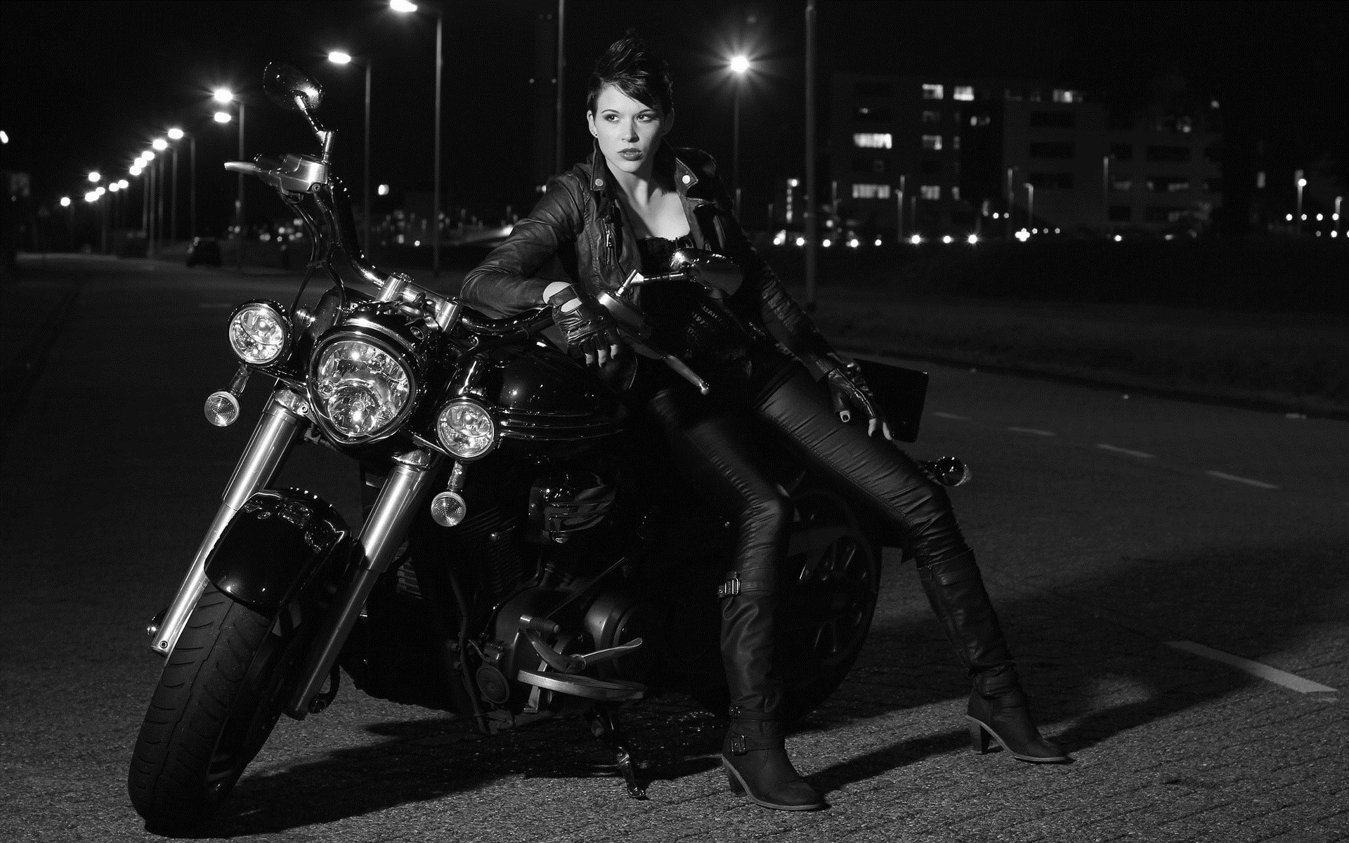 Photo Beautiful girls and motorcycles in Tripoli