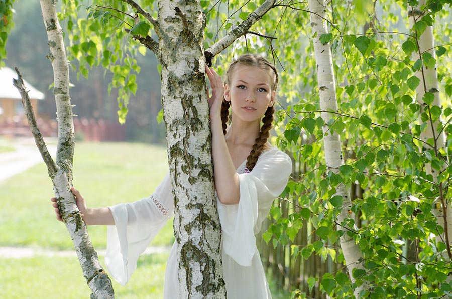 Women in Slavic costumes in Tripoli
