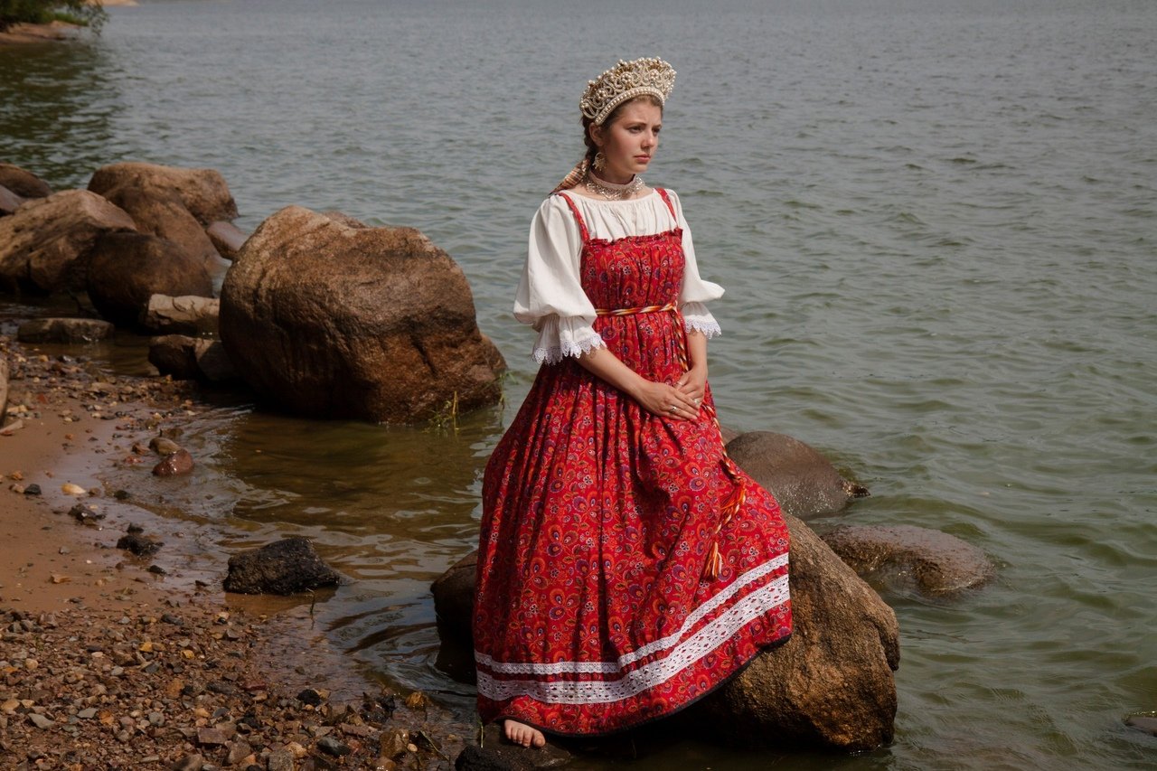 Women in Slavic costumes in Tripoli