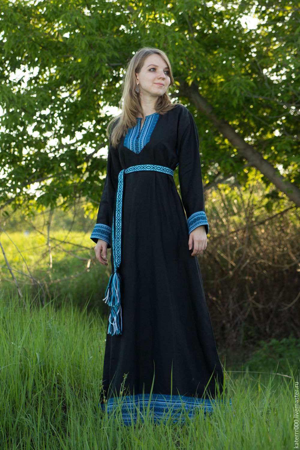 Women in Slavic costumes in Tripoli