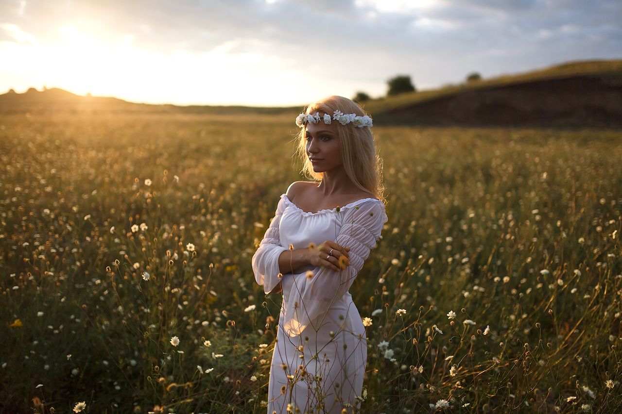 Girls in Slavic costumes in Tripoli
