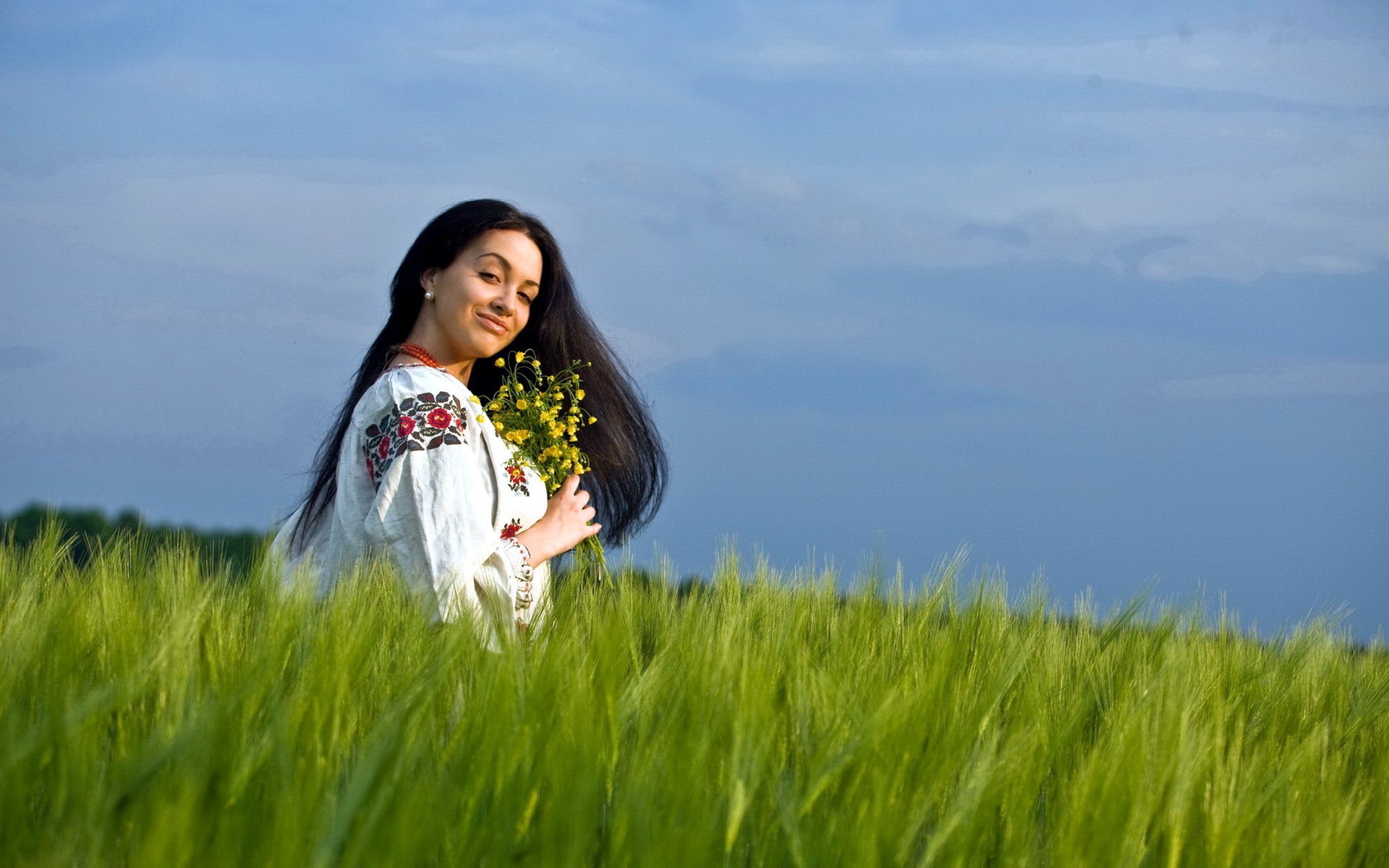 Girls in Slavic costumes in Tripoli